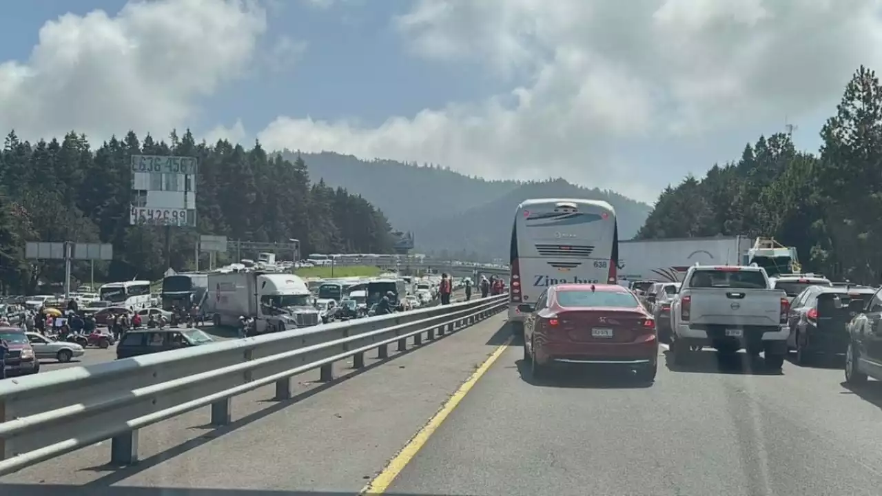 Habitantes de Huixquilucan cierran la autopista México-Toluca