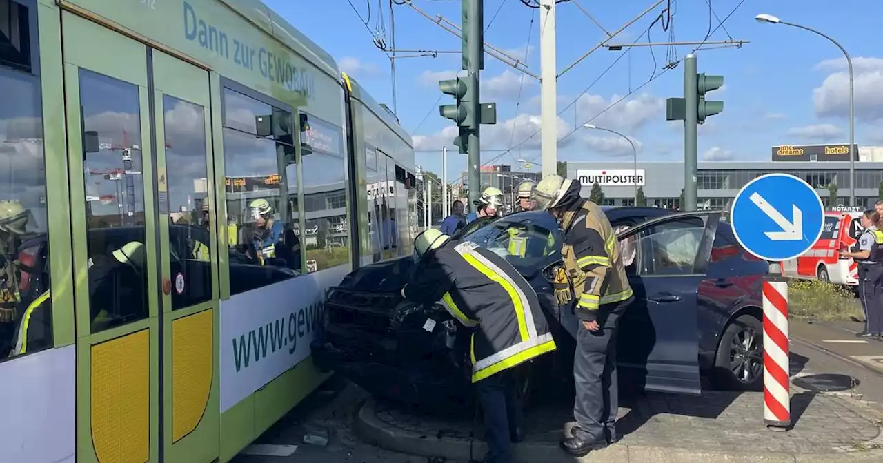 Unfall in Essen: Auto kracht gegen Straßenbahn – Fahrer schwebt in Lebensgefahr