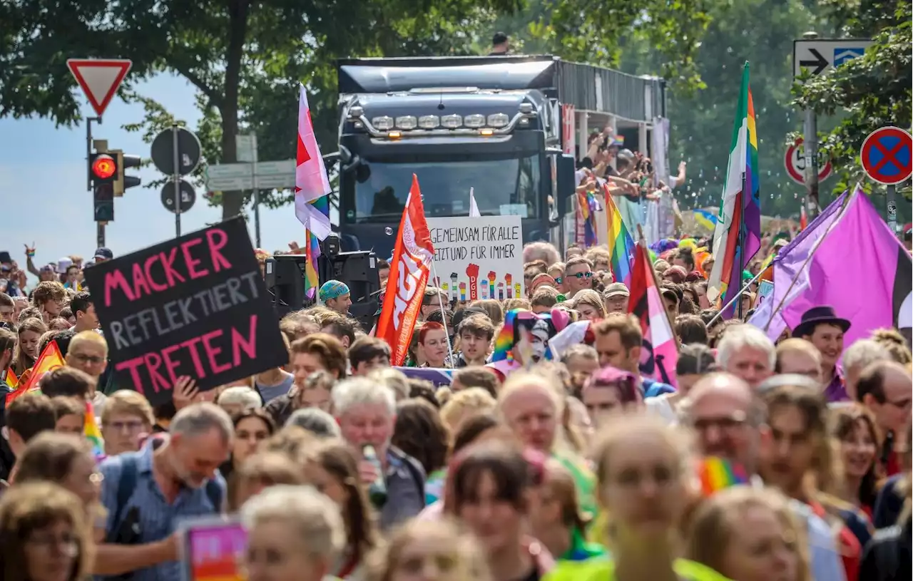 Etwa 12.000 Menschen feiern bei CSD in Bremen