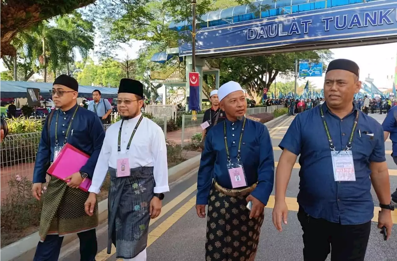 Perikatan's Dr Mohd Mazri arrives at Simpang Jeram nomination centre