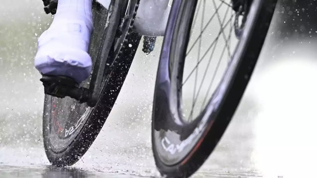 Radfahrer rammt Kinderwagen: Zweijährige fällt heraus