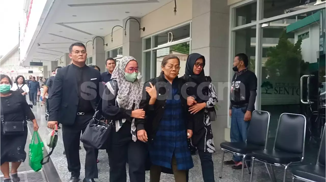 Jenazah Arist Merdeka Sirait Dibawa ke Ruang Duka, Sang Istri Nangis hingga Digandeng 2 Orang