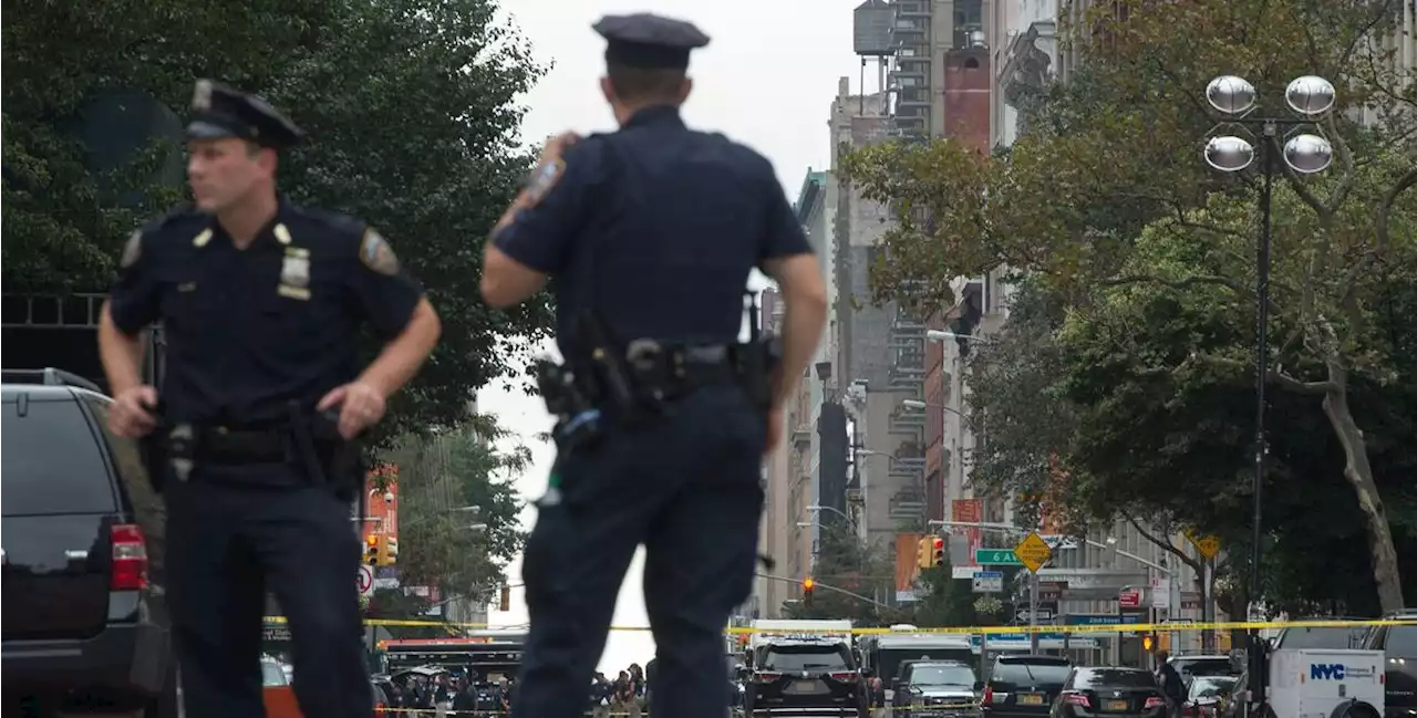 Un policier envoie une glacière à pique-nique dans la tête d’un suspect à moto et le tue