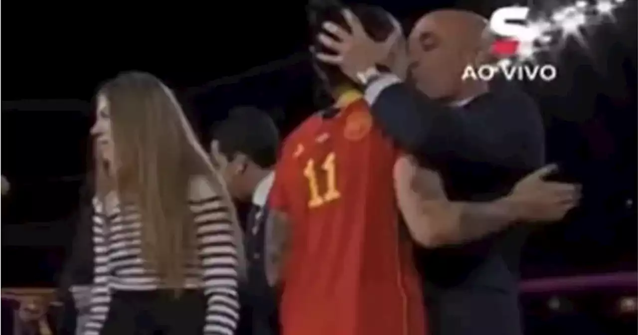 Fifa suspende Rubiales provisoriamente por beijo forçado em jogadora da Espanha