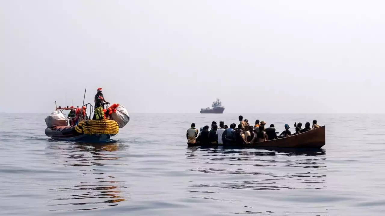 Sbarchi a raffica, numeri mai visti prima a Lampedusa: cortocircuito del governo Meloni sui migranti