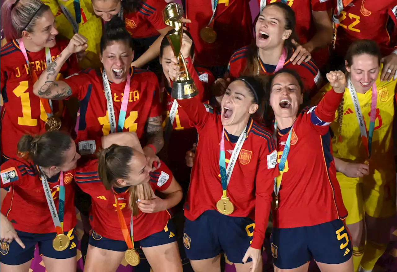 La polémica del beso: campeonas del mundo no jugarán hasta que renuncie el jefe del fútbol español