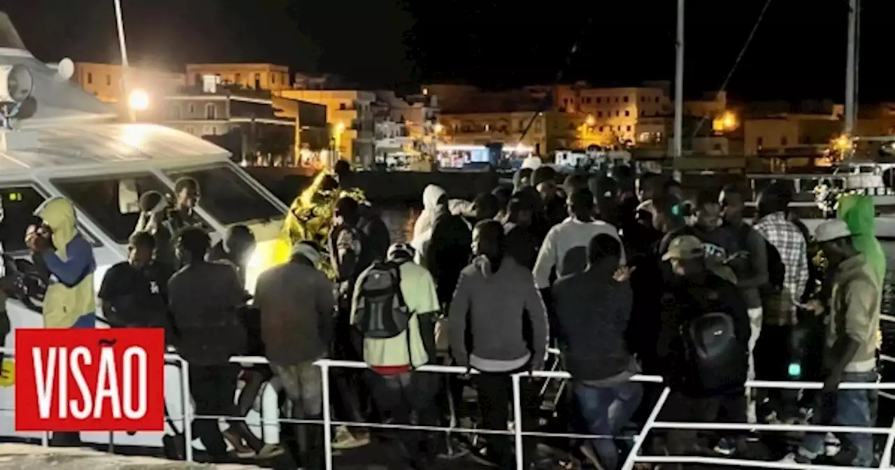 | Quase 4.000 migrantes enchem Lampedusa após noite de desembarques contínuos