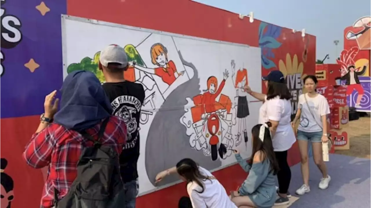 Serunya Corat-coret Mural di J&T Connect Fest