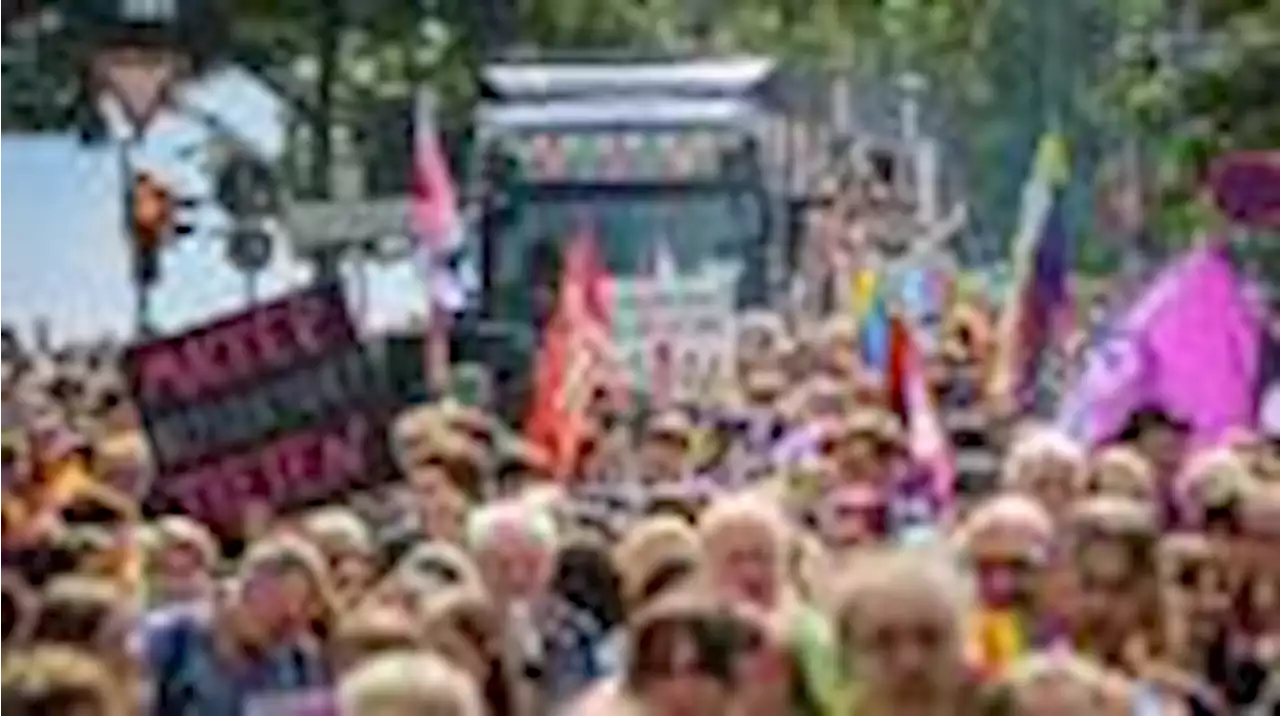 etwa 12.000 menschen feiern bei csd in bremen