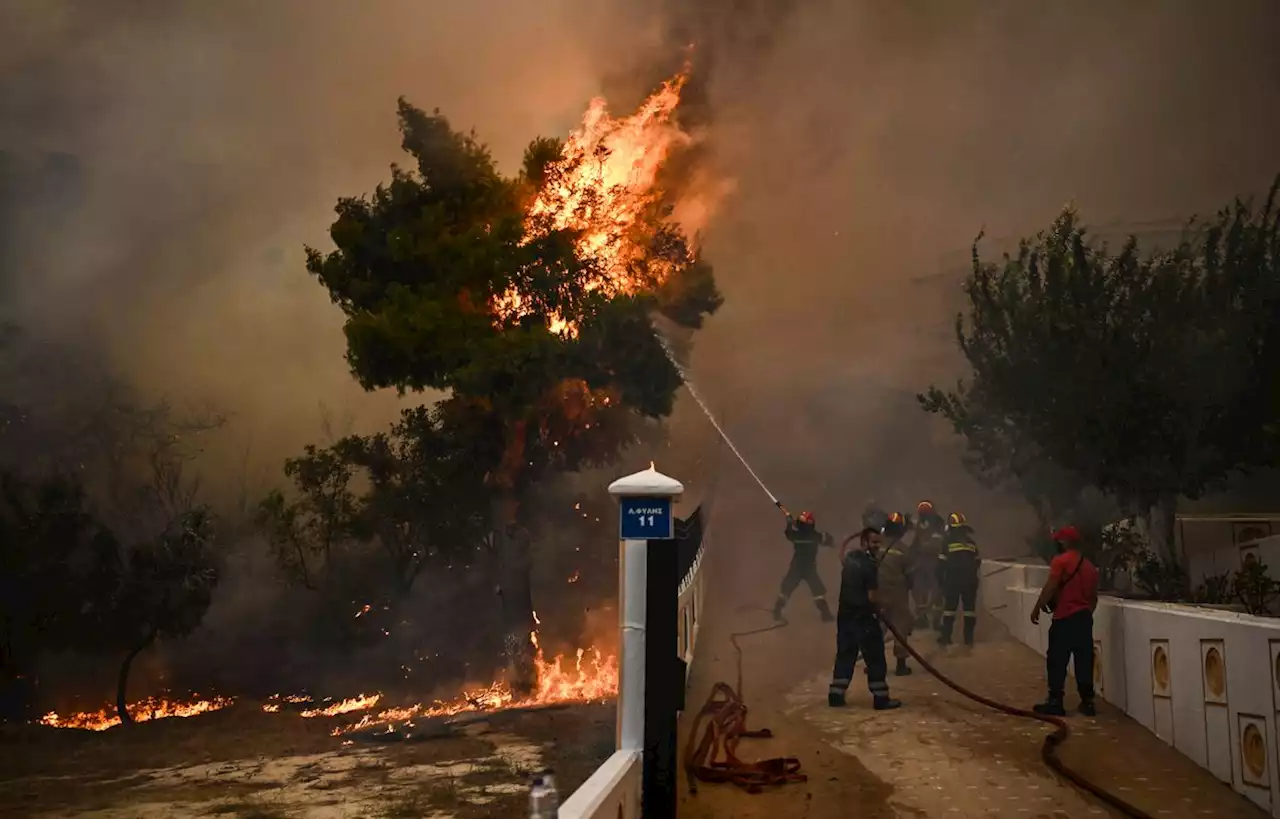 En Grèce, les pompiers toujours à pied d’œuvre contre les incendies