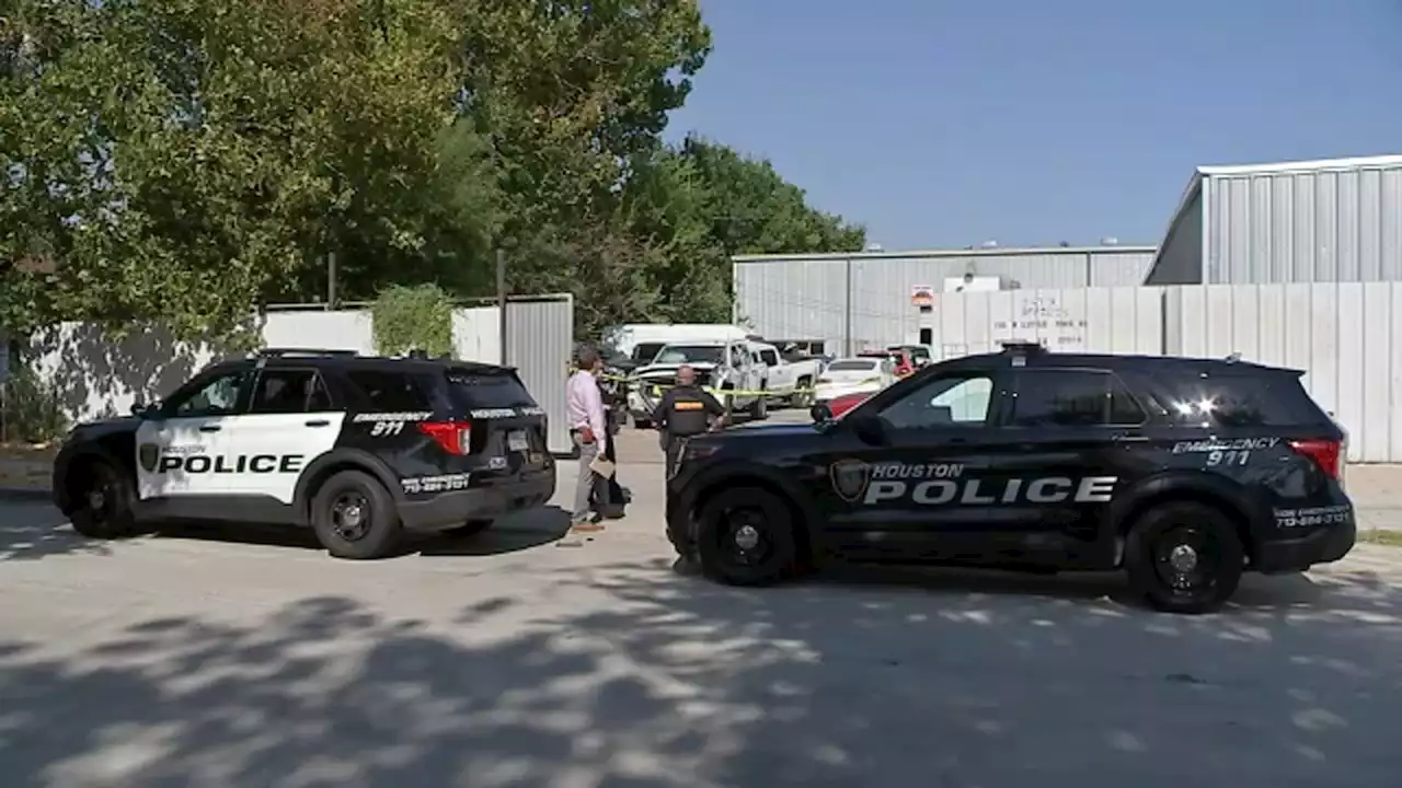 Houston police investigating shooting after employee shoots another at N. Houston auto repair sop