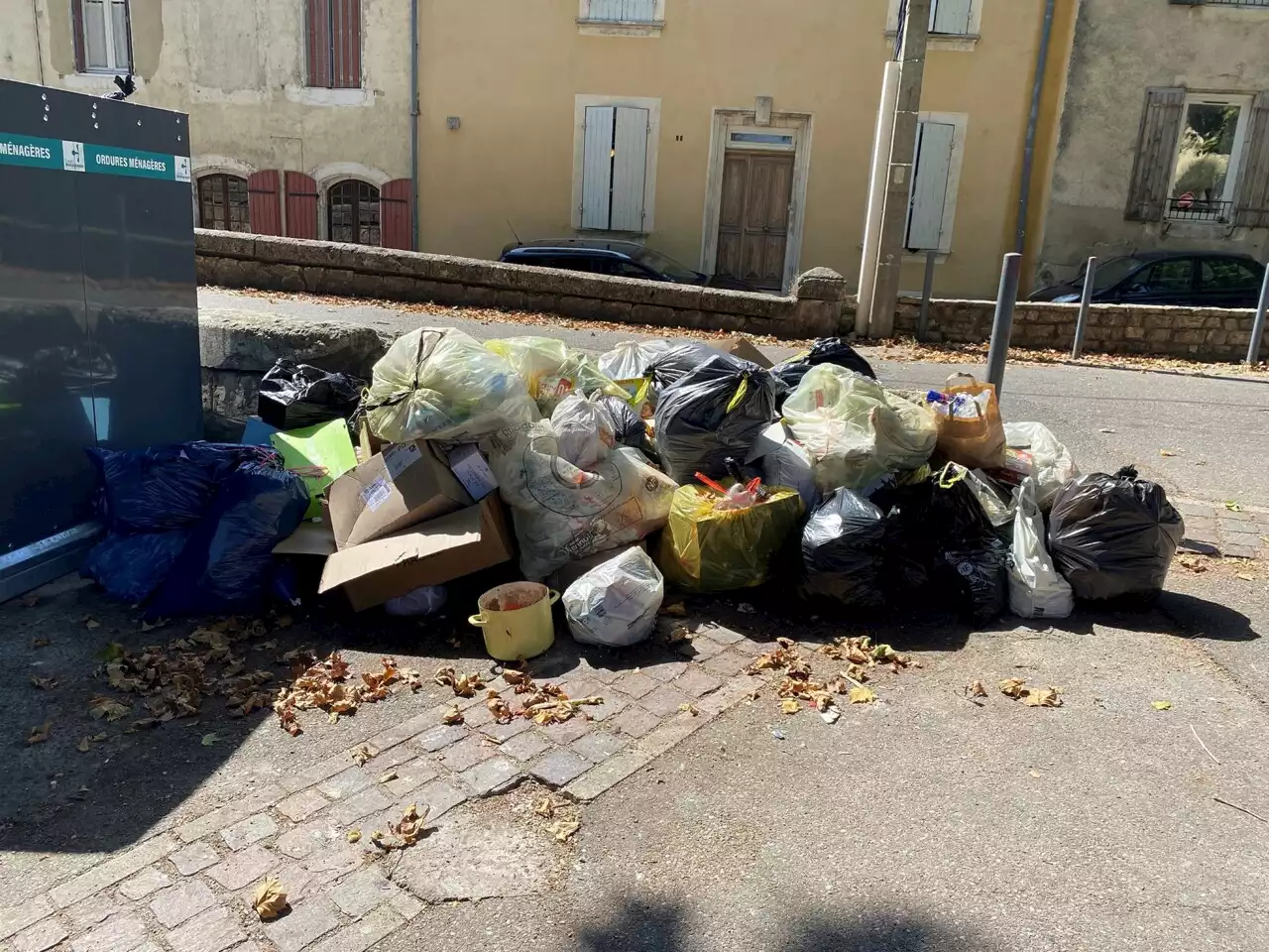 Exaspérée par les dépôts sauvages, cette grande ville du Gard fait la guerre aux déchets