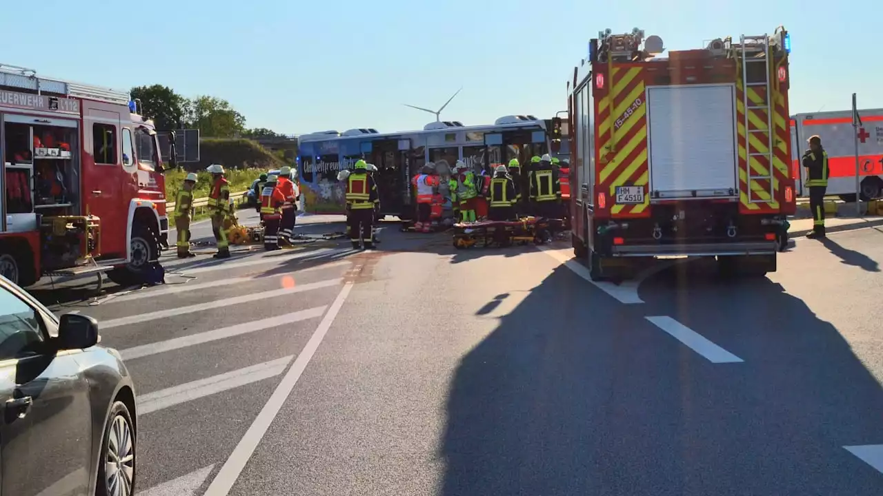 Linienbus kracht gegen Volvo – neun Verletzte