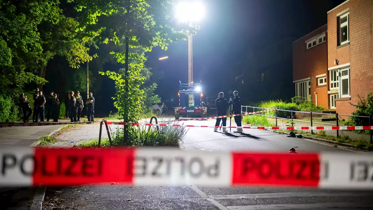 Radfahrer erschießt 18-Jährigen auf Gehweg!