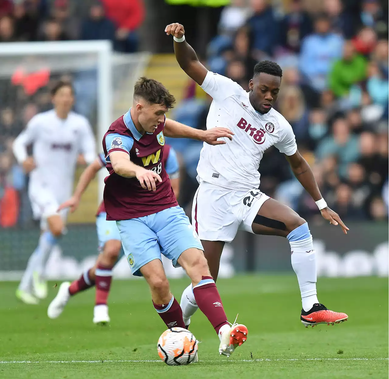 Jhon Jader Durán sumó minutos en el triunfo del Aston Villa sobre el Burnley