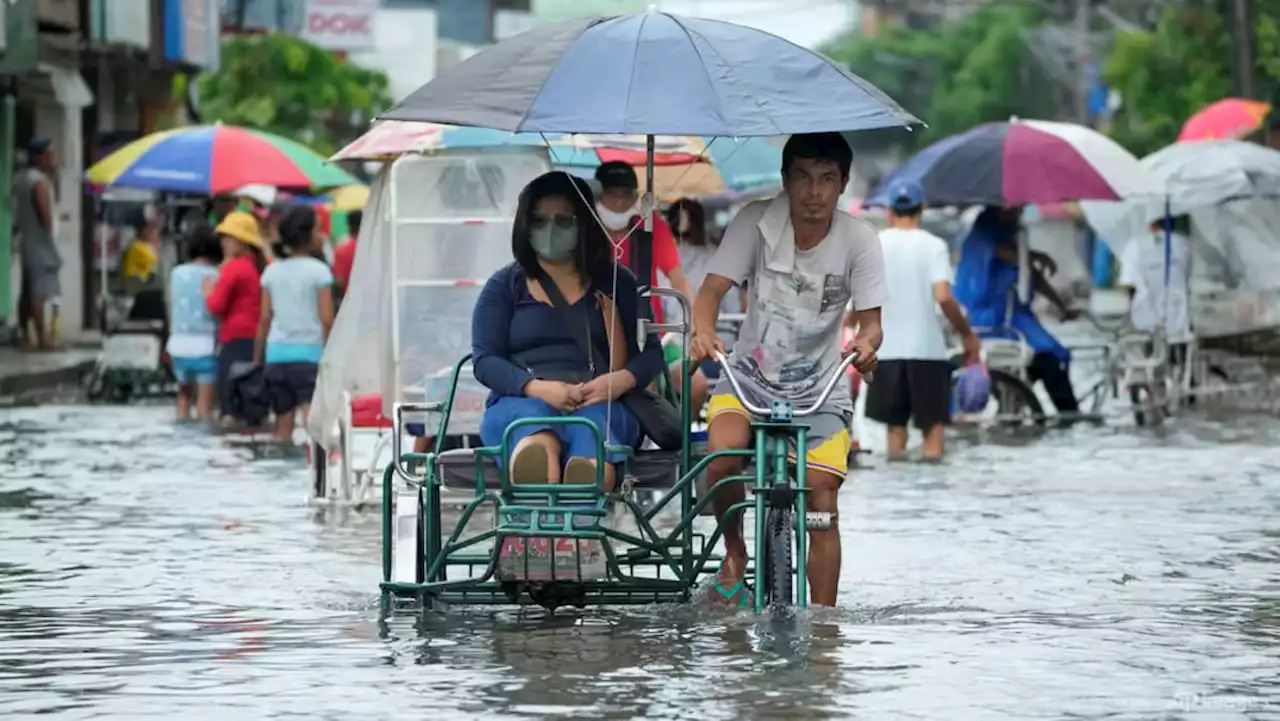 Hundreds flee floods as super typhoon brushes past Philippines