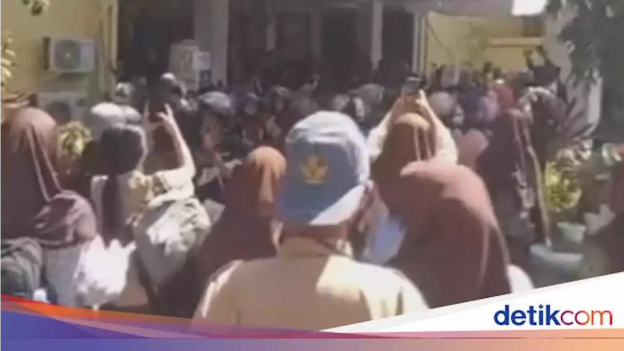 Siswa SMAN 19 Makassar Geruduk Kantor Disdik Sulsel gegara Kepsek Dimutasi