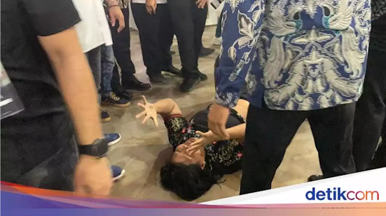 Wanita yang Rusuh saat Jokowi Datang Sampai Tersungkur-Berteriak