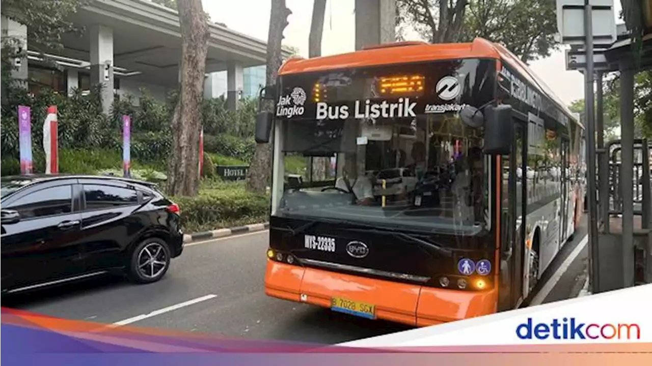 Penonton FIBA World Cup 2023 di Jakarta Antusias Naik Bus Listrik