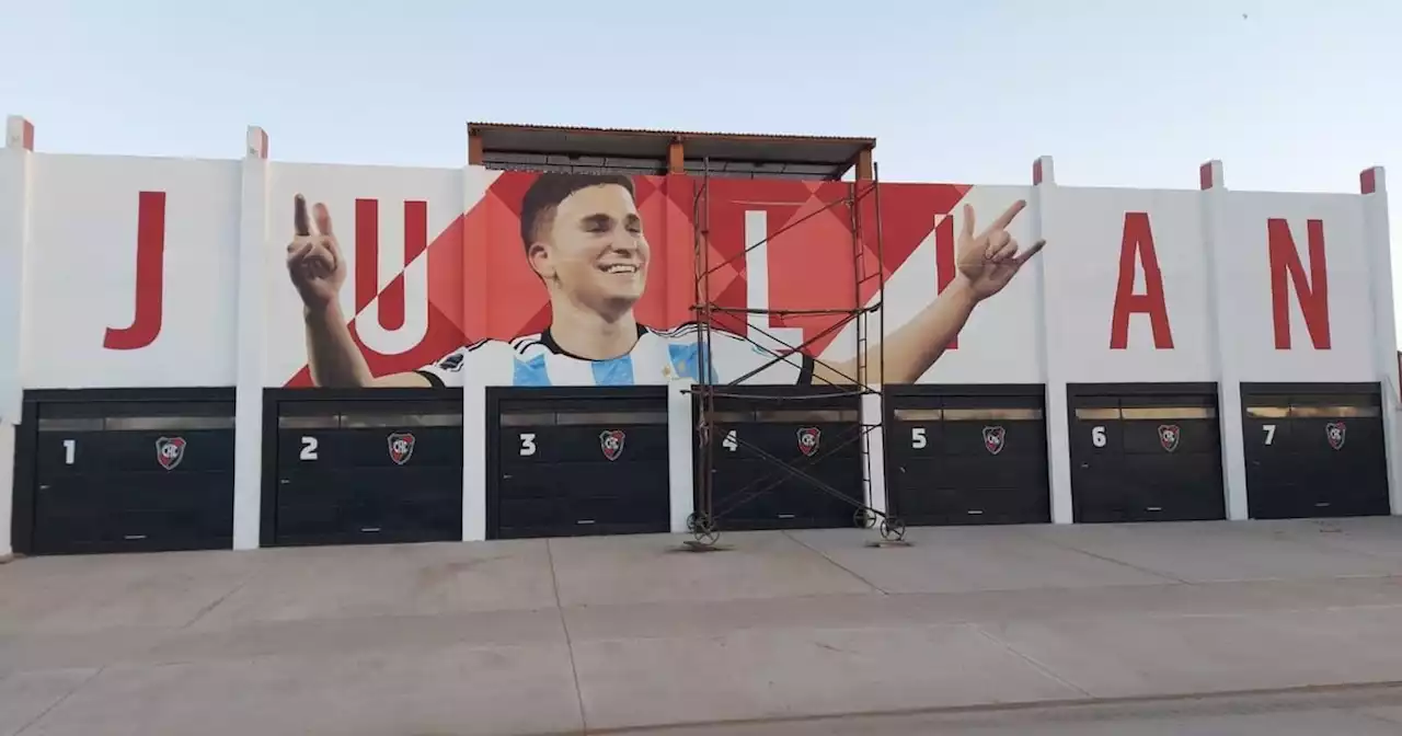 Atlético Calchín homenajeó a Julián Álvarez con un increíble mural