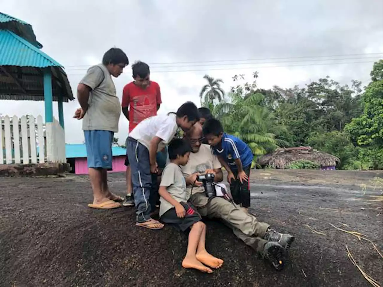 Sergio Camelo, el hombre que fotografía a los policías “invisibles” de Colombia