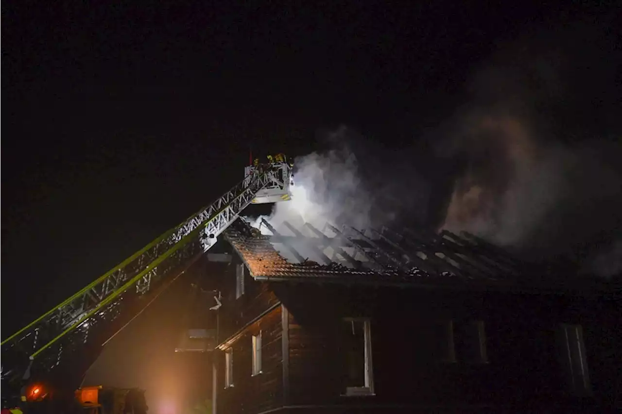 Unwetter: Haus brennt nach Blitzeinschlag ab