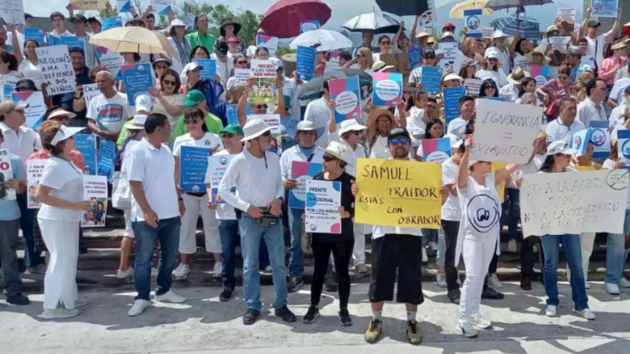 Nuevo León: padres de familia protestan para evitar entrega de libros en regreso a clases