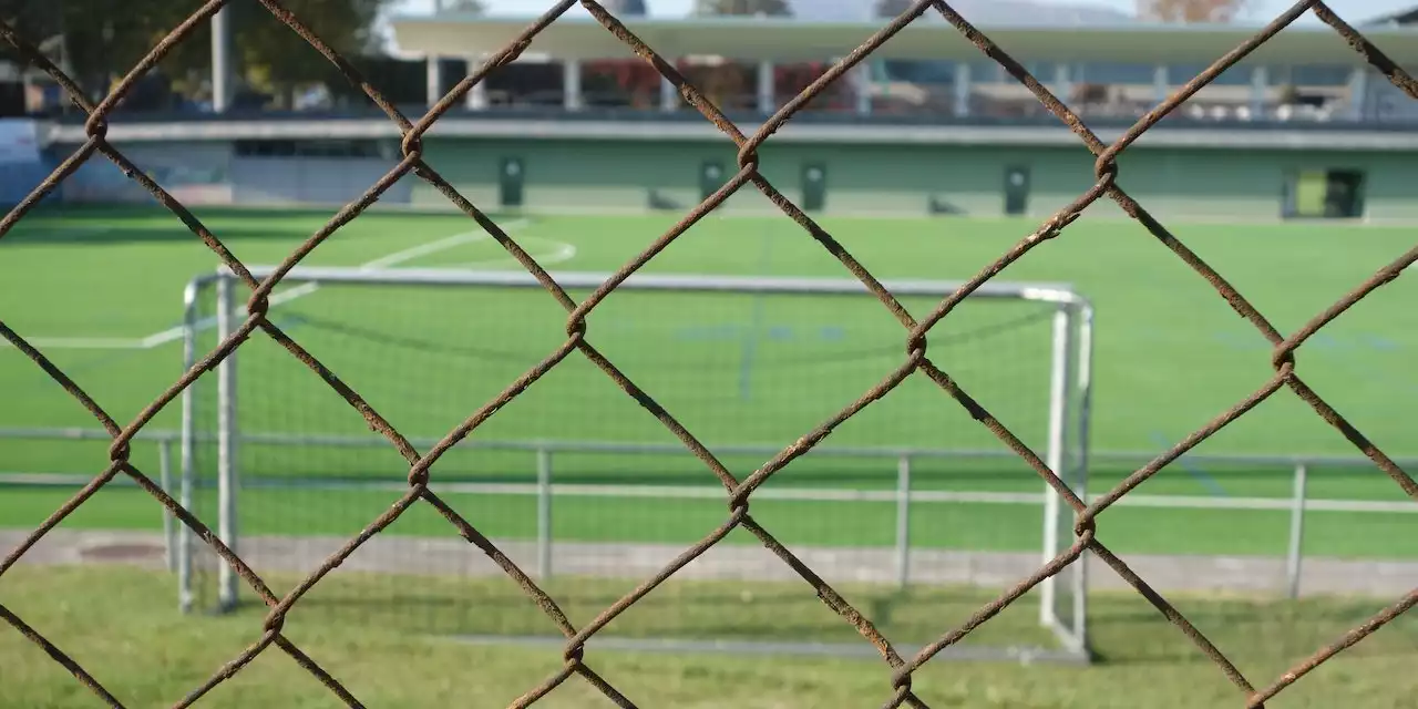 Schlägerei, Platzsturm – Fußballspiel eskaliert völlig