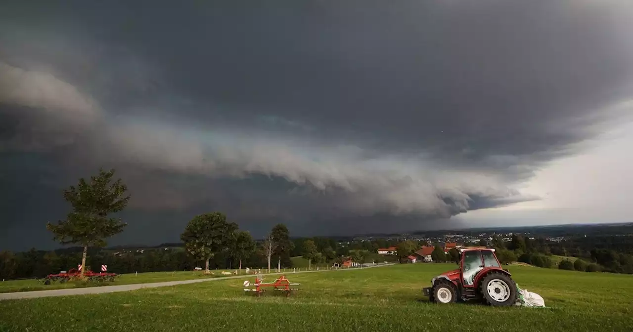 Haus brennt nach Blitzeinschlag ab: Unwetter in Bayern