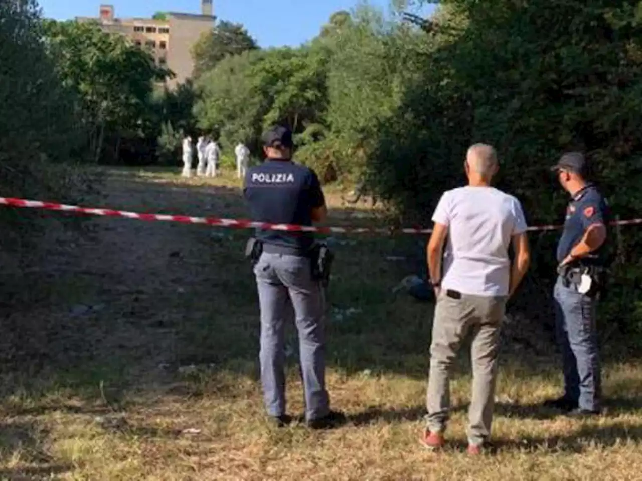 Uccide un anziano a bastonate e gli dà fuoco: tutte le ipotesi sul movente