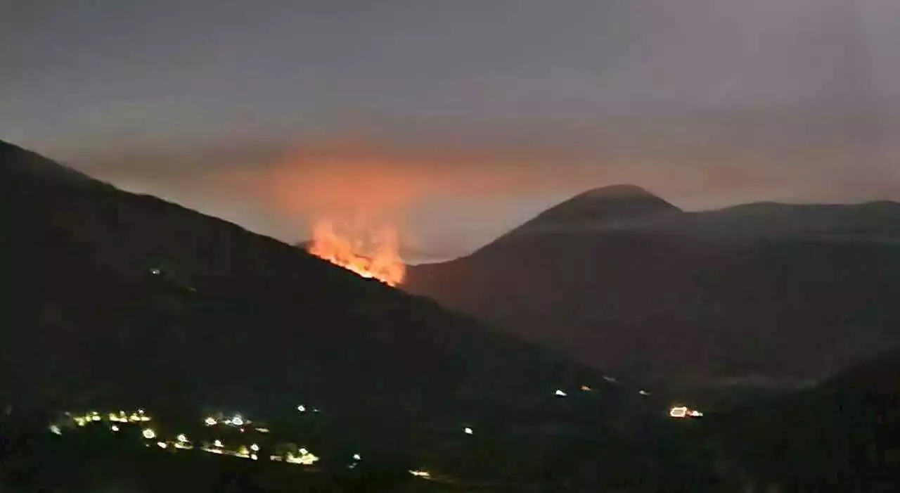 Vallecorsa, domenica di fuoco: canadair in azione per domare tre grossi incendi