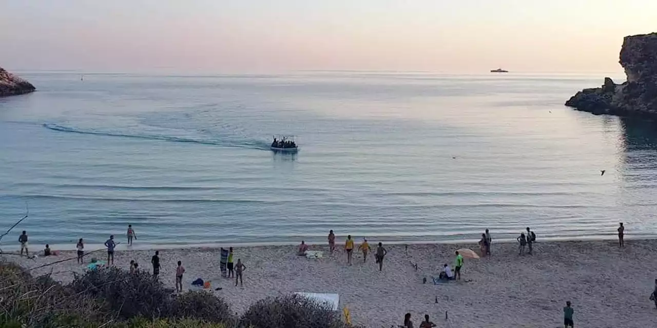 A Lampedusa migranti e turisti non si incrociano quasi mai