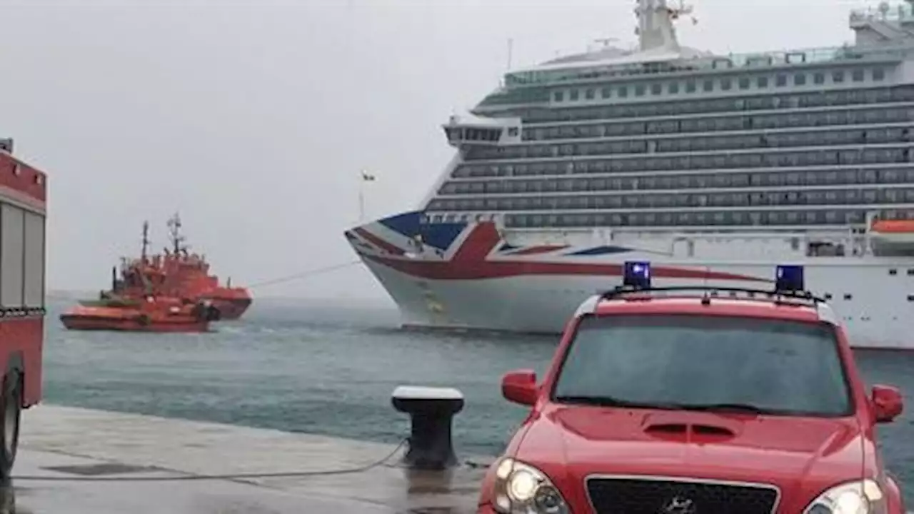 Un crucero rompe amarras por fuerte viento e impacta con un petrolero en Palma de Mallorca