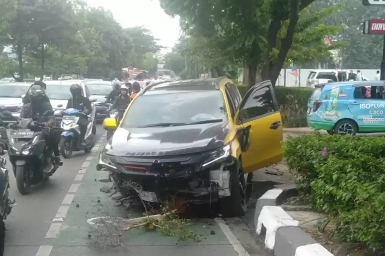 Laka Lantas di Palmerah, Dua Mobil Bersenggolan, Satu Rusak Parah