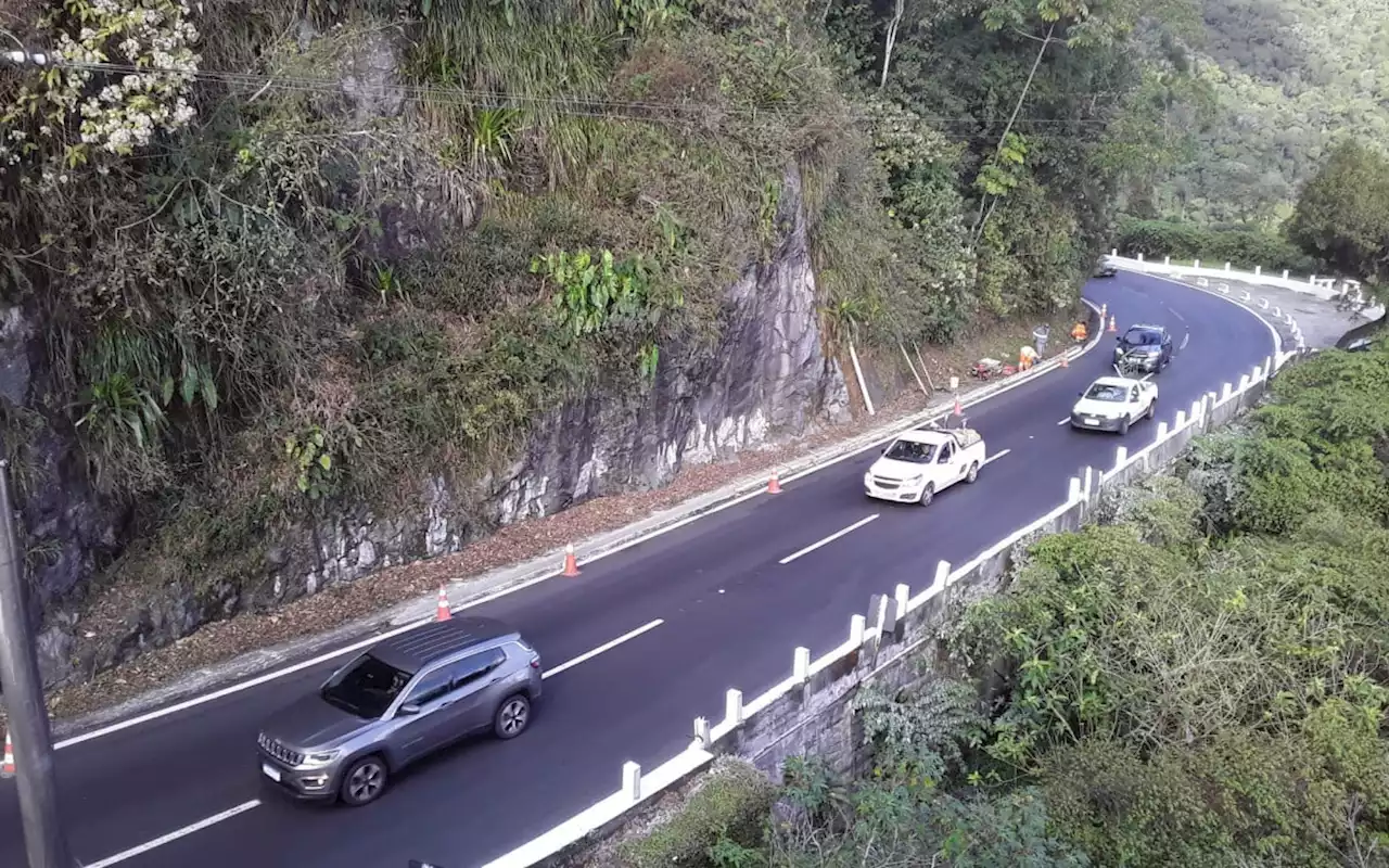 Subida da serra de Petrópolis é parcialmente interditada após desprendimento de rocha | Rio de Janeiro