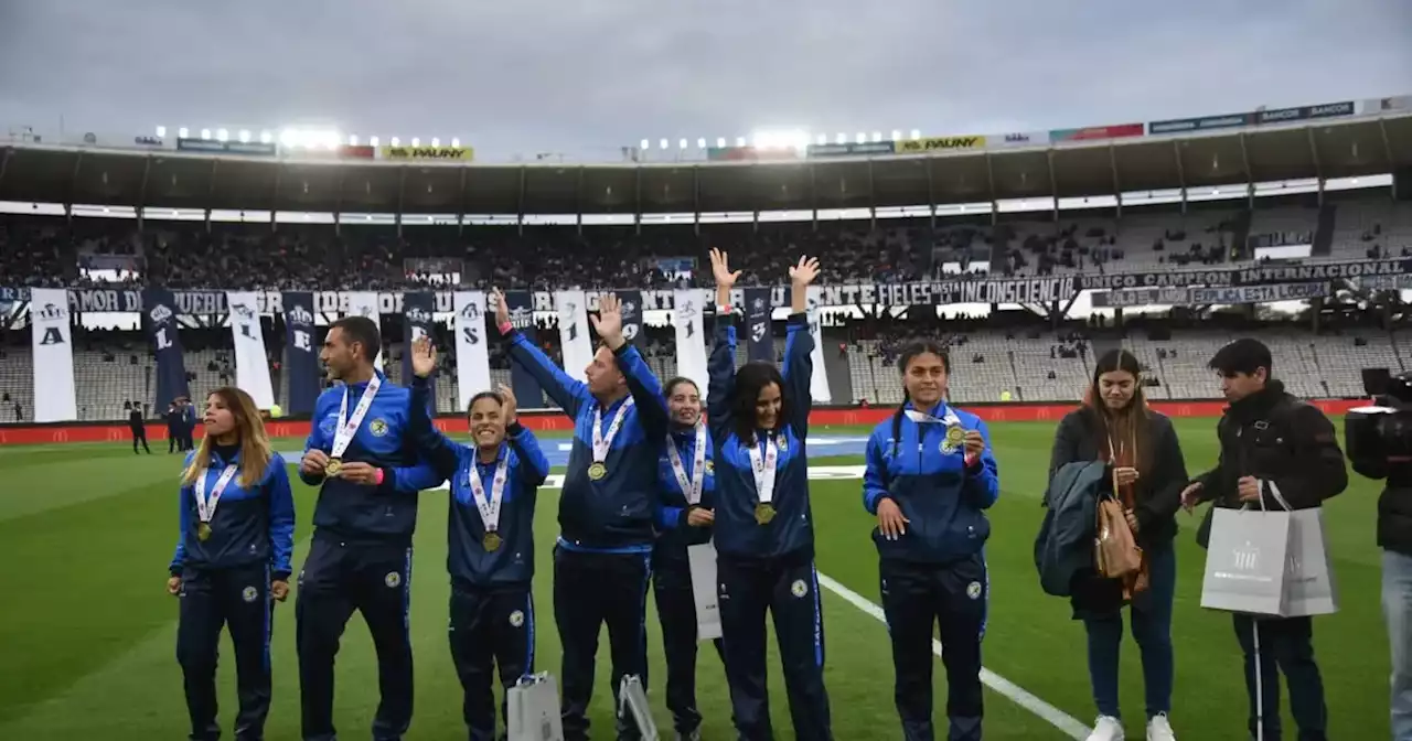 Las Murciélagas y un merecido reconocimiento por parte de Talleres | Fútbol