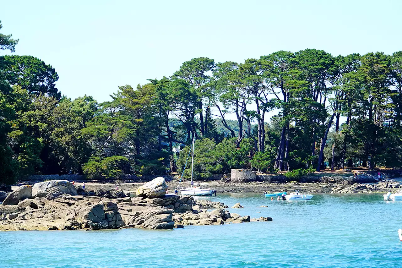 Chapelle et tourelle au pied de cette plage d'une île du Golfe du Morbihan