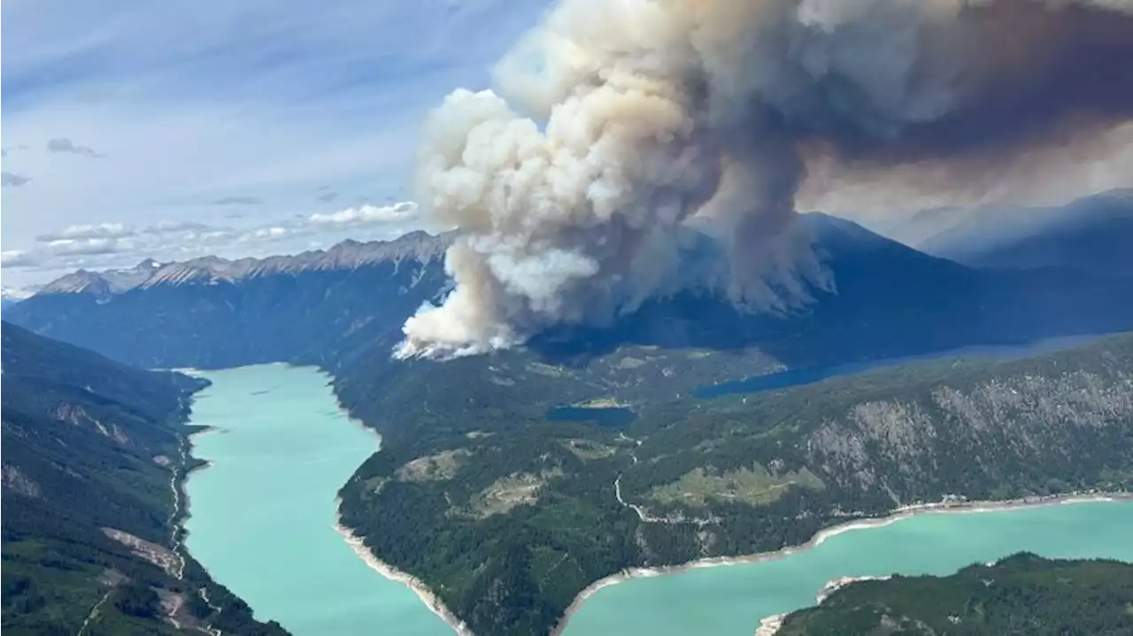 Waldbrände in Kanada wüten weiter - Ortschaft evakuiert