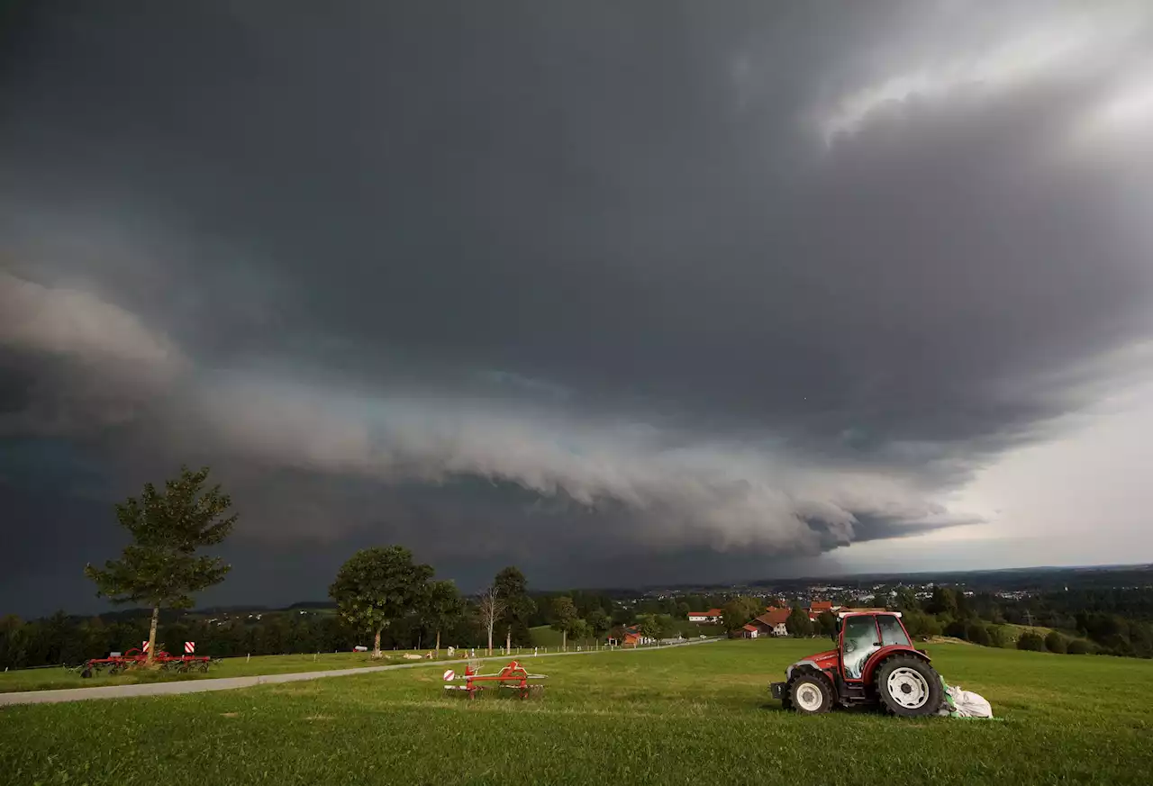 Haus brennt nach Blitzeinschlag ab: Unwetter in Bayern