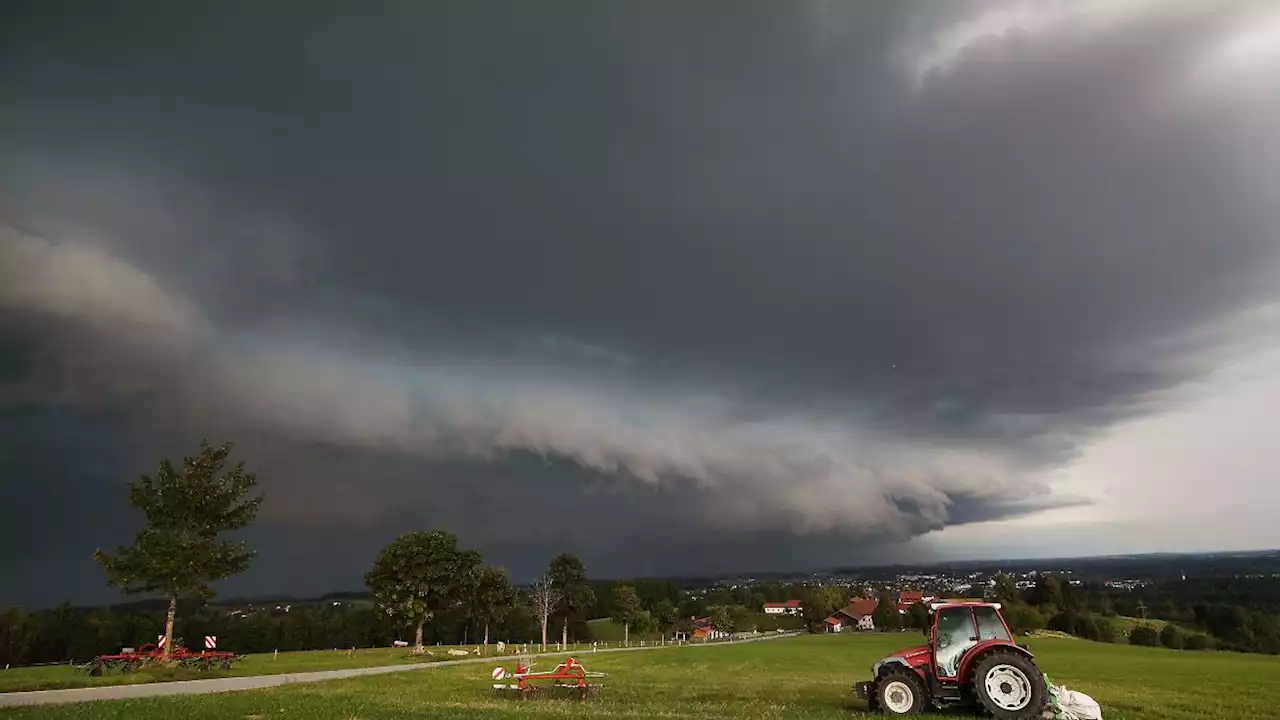 Haus brennt nach Blitzeinschlag ab: Unwetter in Bayern