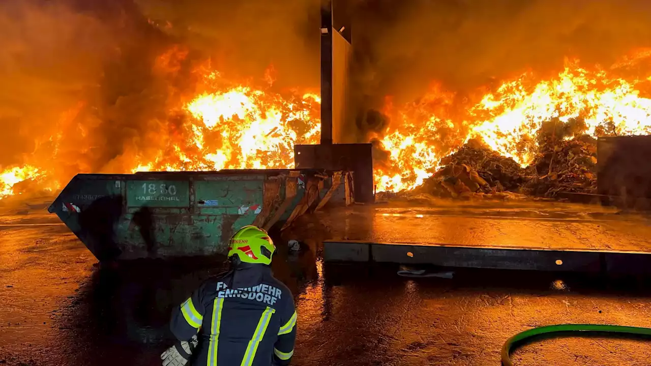 Großbrand in Mülldeponie: 100 Feuerwehrleute im Einsatz