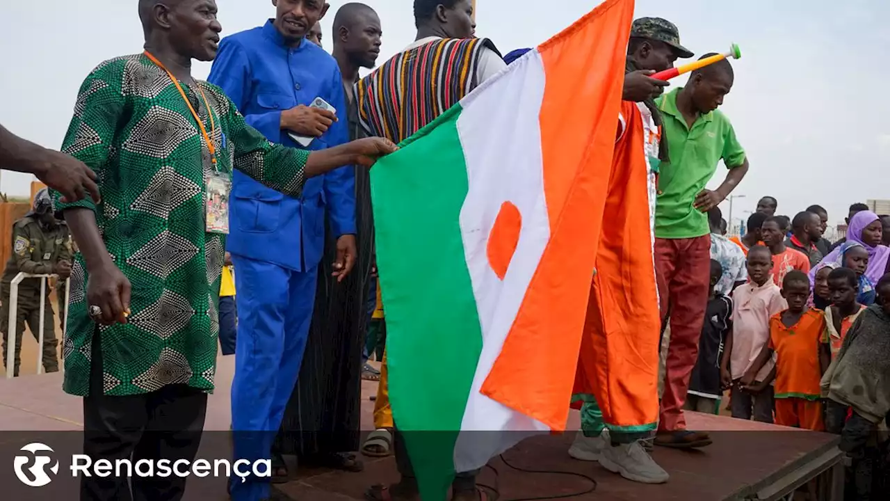 Níger. Manifestantes queimam bandeira francesa e exigem retirada das tropas