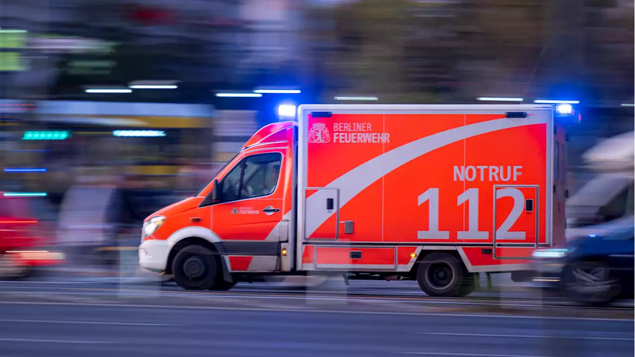 Nordrhein-Westfalen: Vater (60) rast frontal gegen Baum