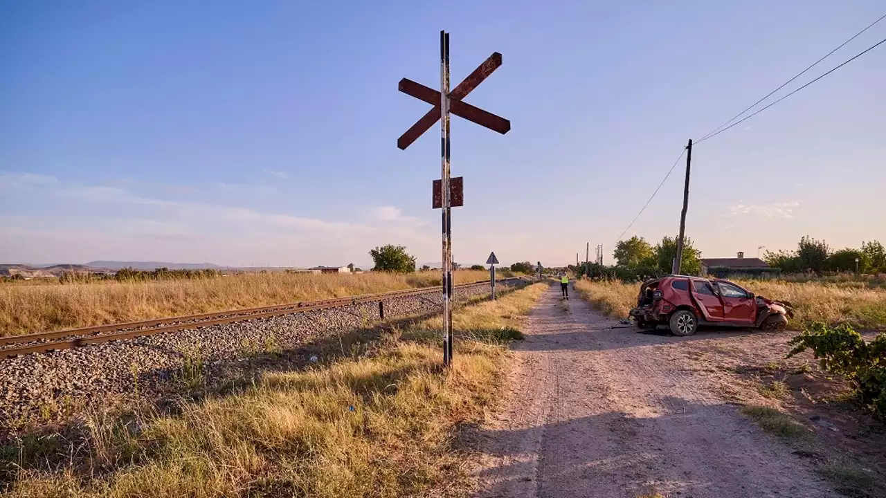 Muere una bebé que viajaba en un coche arrollado por un tren Toledo