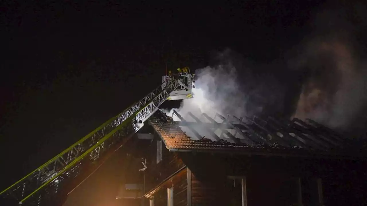 Haus brennt nach Blitzeinschlag ab