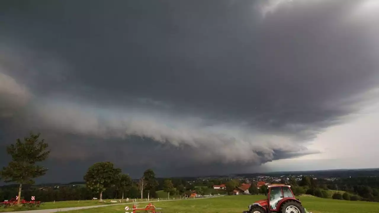 Haus brennt nach Blitzeinschlag ab: Unwetter in Bayern