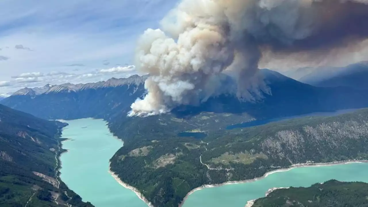 Waldbrände in Kanada wüten weiter - Ortschaft evakuiert