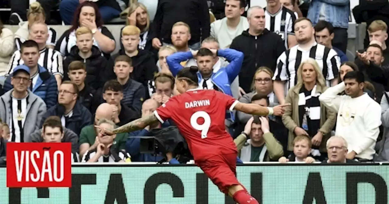 | Bis de Darwin dá vitória improvável a Liverpool com menos um jogador