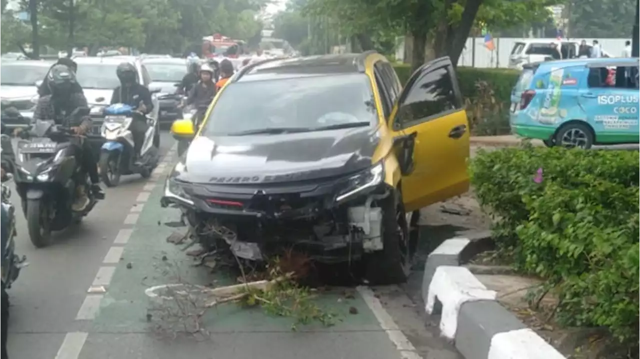 Hantam Separator Busway dan Sigra di Jakbar, Pajero Ringsek Sampai Bannya Copot