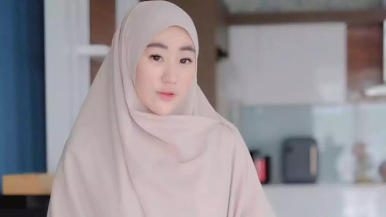 Larissa Chou Posting Gandengan dengan Pria: Anakku, Mamah Izin Membawa Seseorang Ya